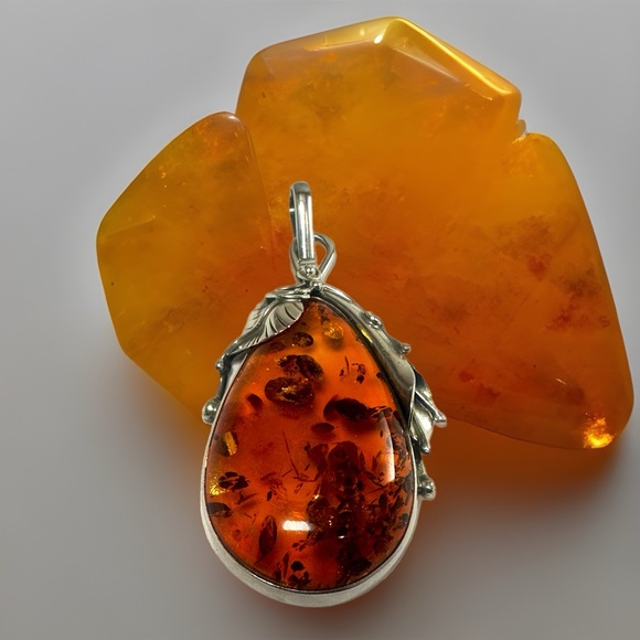 Large Vintage Baltic Amber Sterling Silver Pendant w/Chain - Picture 4 of 9